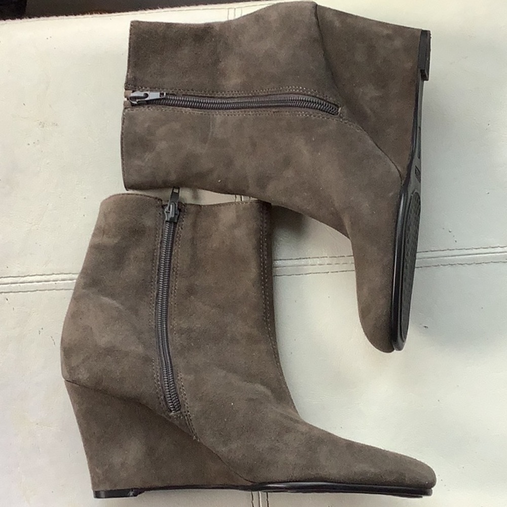 Aersoles grey suede boots